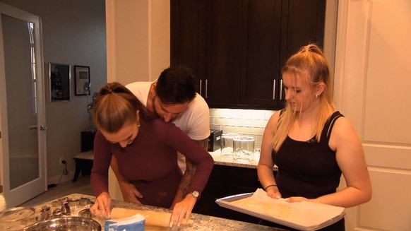 Laura, Michael und Adeline: Beim Plätzchenbacken geht der Wendler auf Tuchfühlung.