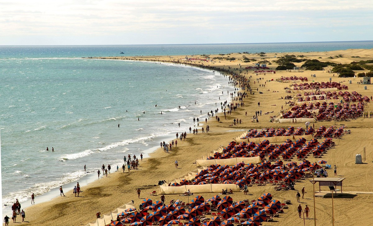 Bildnummer: 54698114 Datum: 02.12.2010 Copyright: imago/Bild13
Maspalomas, Gran Canaria. Kanaren, Kanarische Inseln. im Bild: Touristen am Strand von Playa de Ingles Reisen ESP kbdig xsk 2010 quer o0 ...