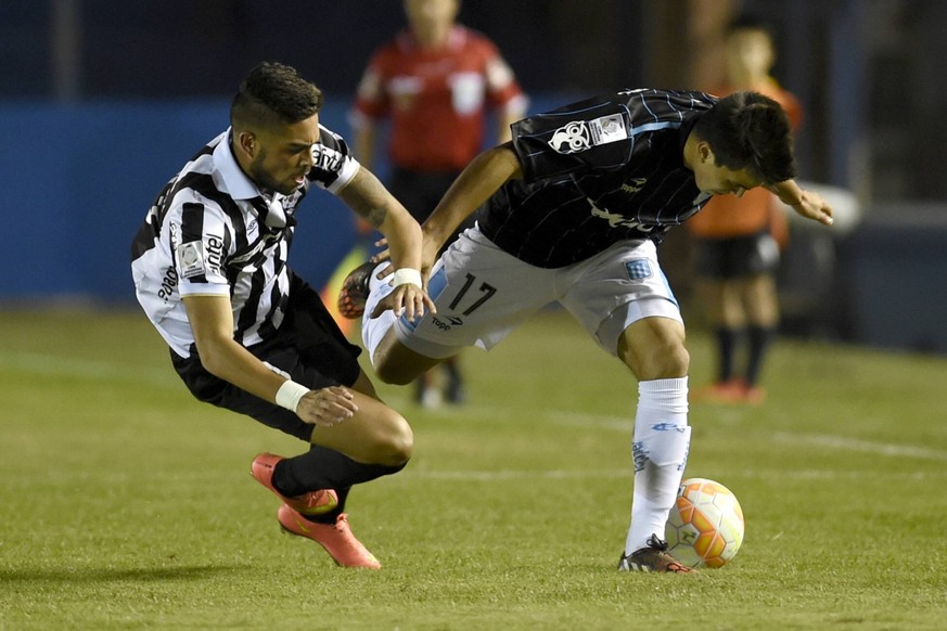 Nicht zimperlich: Ein Profi des uruguayischen Hauptstadtklubs Montevideo Wanderers, haut seinen Gegenspieler im Achtelfinale der Copa Libertadores 2015 um.