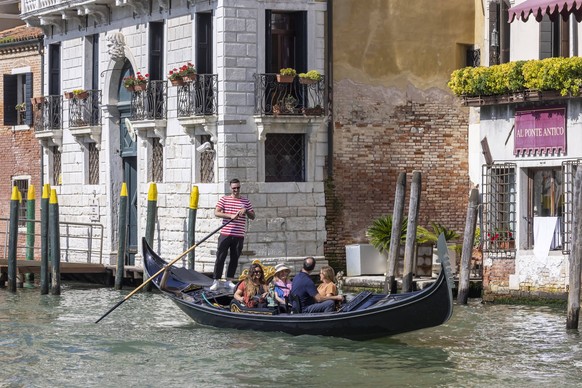 Venezianische Gondel unterwegs auf den Kan�len von Venedig. // 25.06.2024: Venedig, Venezien, Italien, Europa *** Venetian gondola on the canals of Venice 25 06 2024 Venice, Veneto, Italy, Europe