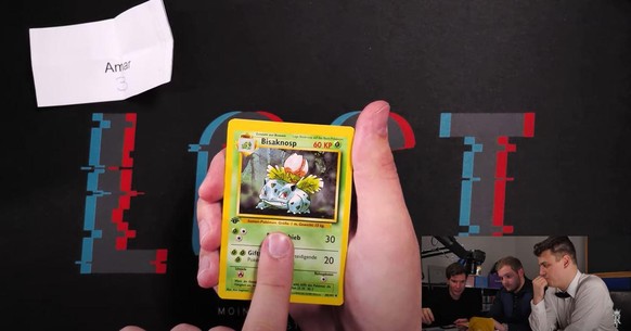 Trymacs und Papaplatte packen Pokémonkarten aus