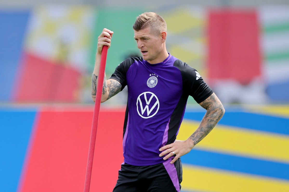 02.07.2024, Bayern, Herzogenaurach: Fu�ball, UEFA Euro 2024, EM, Deutschland, Training, die deutschen Spieler Toni Kroos w�hrend einer Trainingseinheit. Foto: Christian Charisius/dpa +++ dpa-Bildfunk  ...