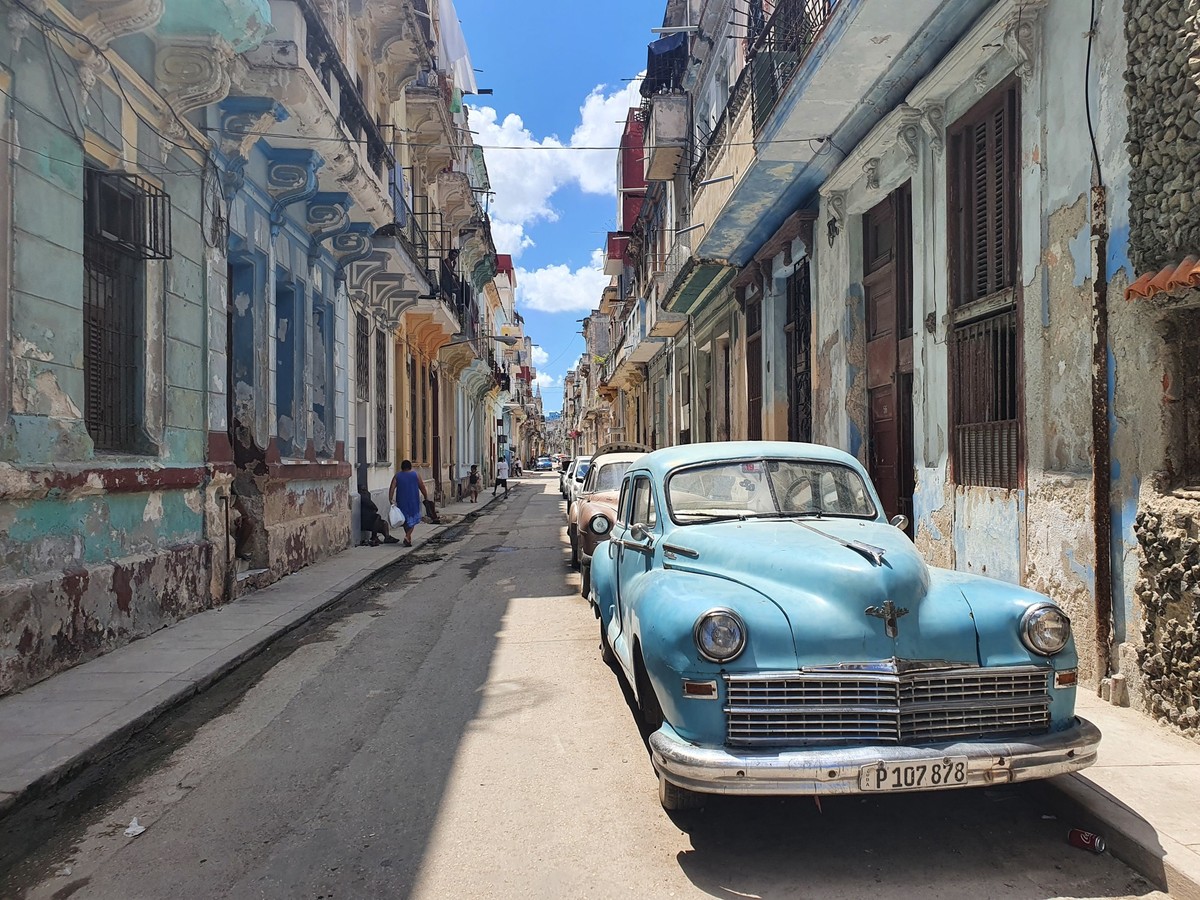 ARCHIV - 13.09.2022, Kuba, Havanna: Ein Oldtimer steht in einer Stra