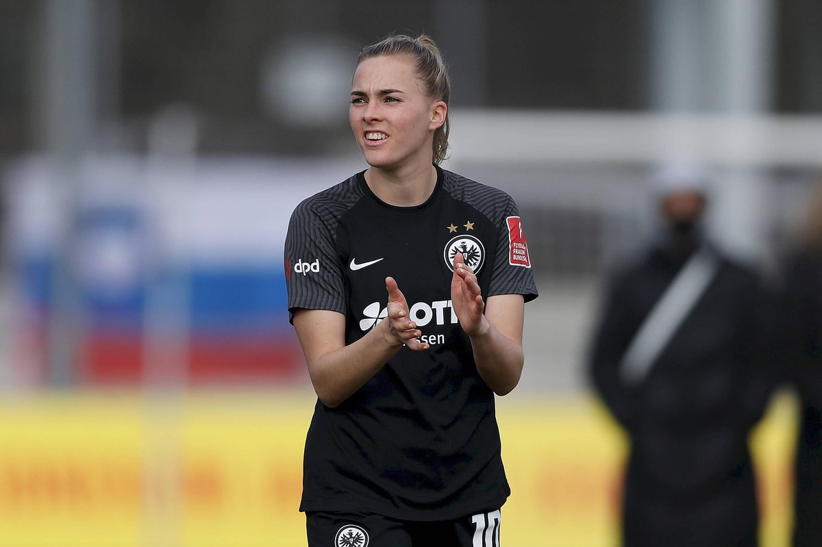 FLYERALARM Frauen-Bundesliga Eintracht Frankfurt - TSG Hoffenheim 05.03.2022 Laura Freigang 10, Eintracht Frankfurt applaudiert den Fans, FLYERALARM Frauen-Bundesliga, Eintracht Frankfurt - TSG Hoffen ...