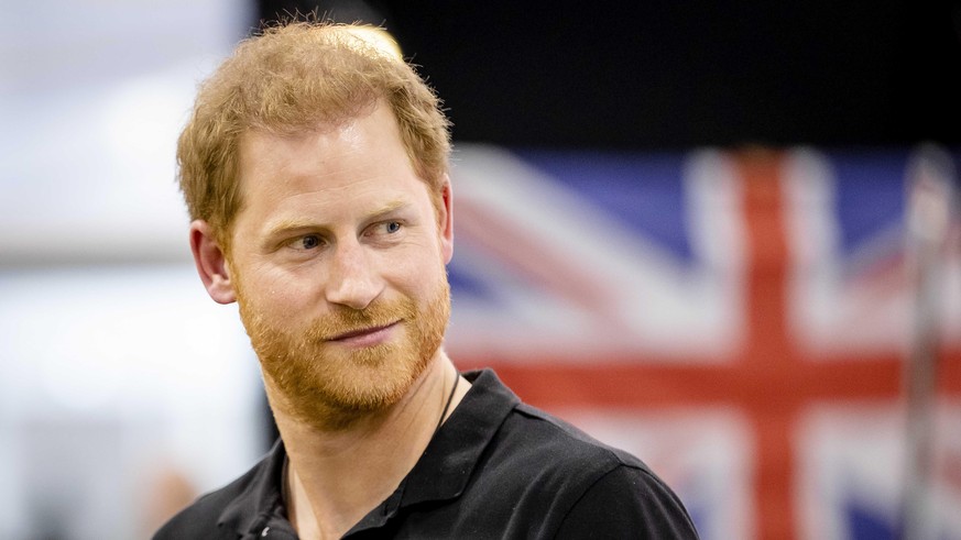 2022-04-19 19:00:01 DEN HAAG  Prinz Harry, Herzog von Sussex, während der Siegerehrung beim Schwimmen am vierten Tag der Invictus Games, einer internationalen Sportveranstaltung für Soldaten und Vete ...