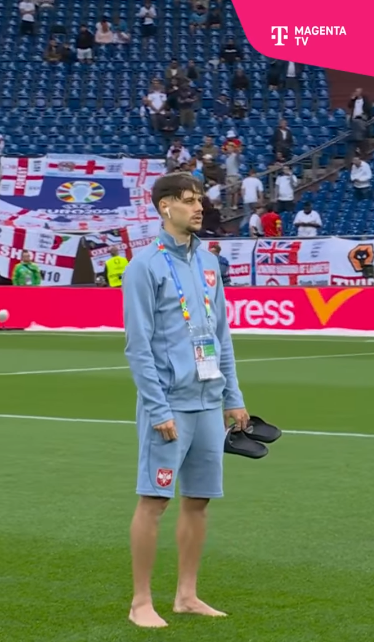 Veljko Birmancevic bereitet sich barfuß auf das England-Match vor.