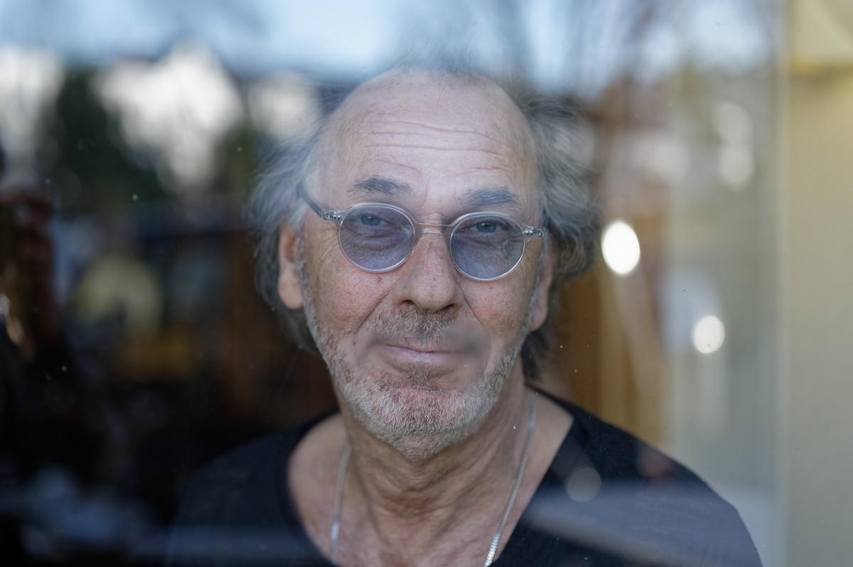 ARCHIV - 07.02.2020, Nordrhein-Westfalen, K�ln: Hugo Egon Balder, Fernsehmoderator, Fernsehproduzent, Musiker, Schauspieler und Kabarettist, sitzt bei einem dpa-Gespr�ch in einem Restaurant. TV-Legend ...