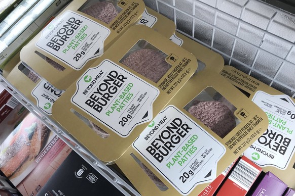 Beyond Meat Burger in einem Tiefkuehlregal in einem ALDI Discounter,Supermarkt. Vegam,veganer Burger,vegane Ernaehrung,Lebensmittel *** Beyond Meat Burger in a deep-freeze shelf in an ALDI discount st ...