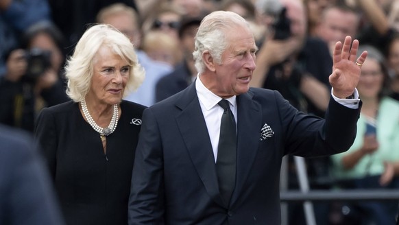 Entertainment Bilder des Tages Queen Elizabeth II death King Charles III and Camilla The Queen Consort arriving at Buckingham Palace having greeted crowds and viewed the floral tributes, London. Credi ...