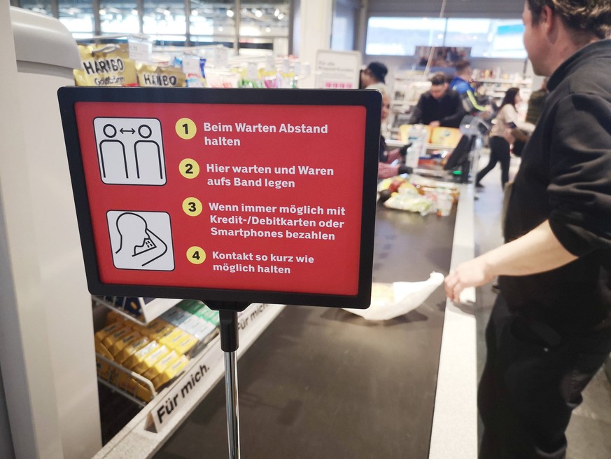 14.03.2020 SCHWEIZ , Hinweis gegen das Coronavirus in einer Coop Filiale an der Kasse . Angst vor dem Coronavirus *** 14 03 2020 SWITZERLAND , Coronavirus warning in a Coop branch at the cash desk Fea ...