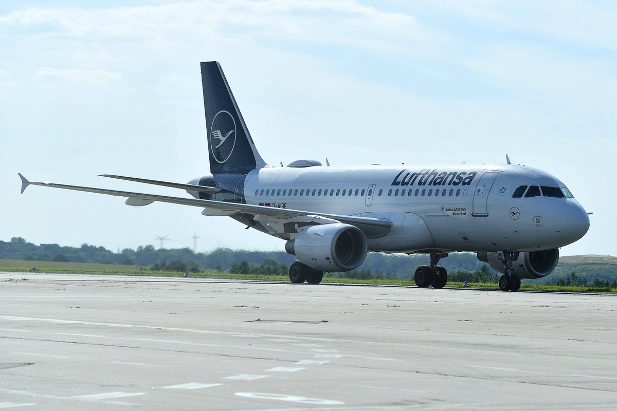 Dortmund Airport empf�ngt deutsche Nationalmannschaft Die deutsche Nationalmannschaft bei der Ankunft am Dortmund Airport. Lufthansa Airbus A319-100 Sch�nefeld *** Dortmund Airport welcomes the German ...