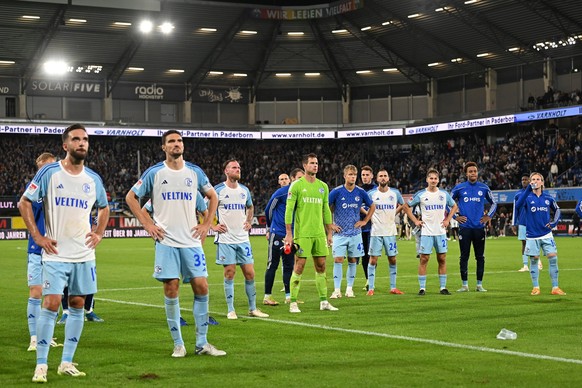 Paderborn, Home Deluxe Arena, 29.09.23, GER, Herren, 2.Bundesliga, Saison 2023-2024, SC Paderborn 07 - FC Schalke 04 Bild: Unzufriedene Schalker Spieler vor Fankurve, Fans, Fanblock Only for editorial ...