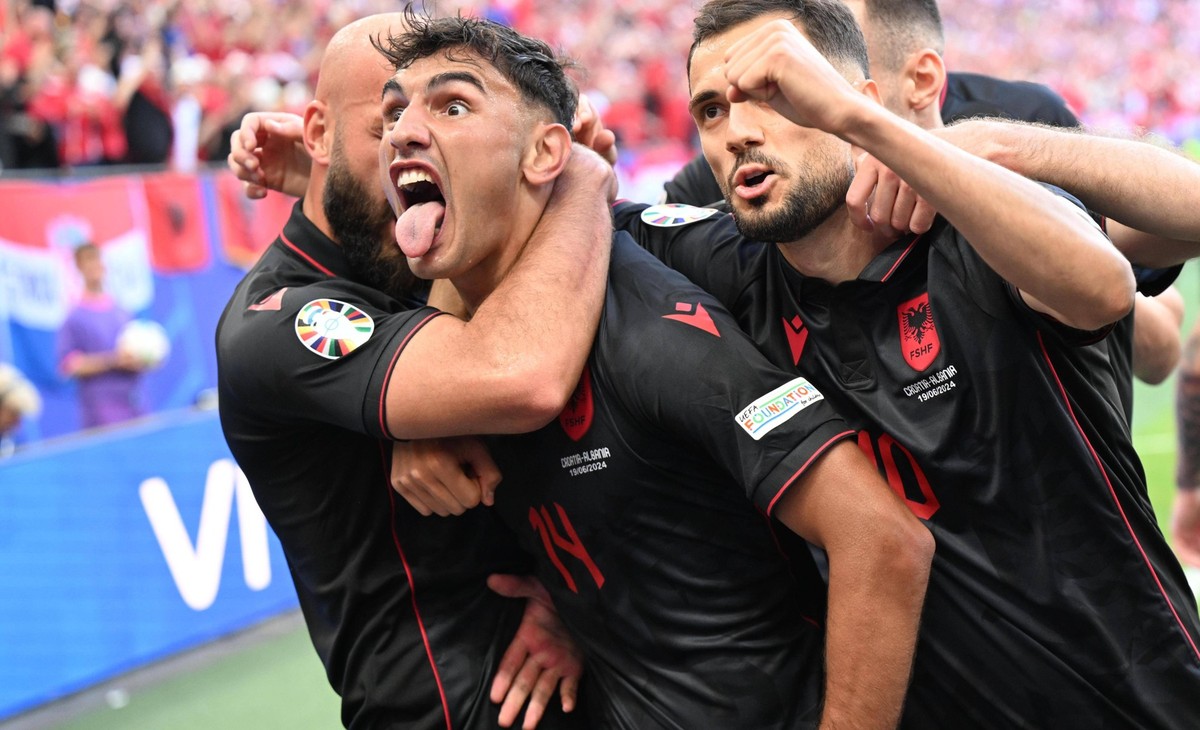 240619 -- HAMBURG, June 19, 2024 -- Qazim Laci 2nd L of Albania celebrates after scoring during the UEFA EURO, EM, Europameisterschaft,Fussball 2024 Group B match between Croatia and Albania in Hambur ...
