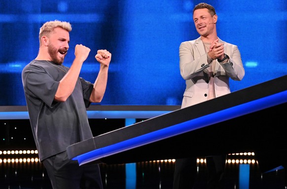 ARD/NDR GEFRAGT - GEJAGT, &quot;Quiz-Marathon mit Alexander Bommes&quot;, am Samstag (07.09.24) um 20:15 Uhr im ERSTEN.
Moderator Alexander Bommes mit Edin Hasanovic
© NDR/Uwe Ernst, honorarfrei - Ver ...