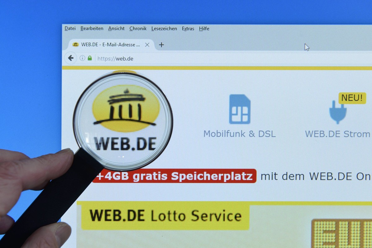 web.de, website, Bildschim, Lupe web.de website Bildschim Lupe

Web de Website The screen with Magnifying glass Web de Website The screen with Magnifying glass
