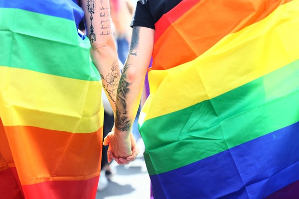 Menschen nehmen dem Christopher Street Day Demonstration unter dem Motto United in Love in Berlin am 23. Juli 2022. CSD Berlin 2022 *** People take the Christopher Street Day demonstration under the s ...