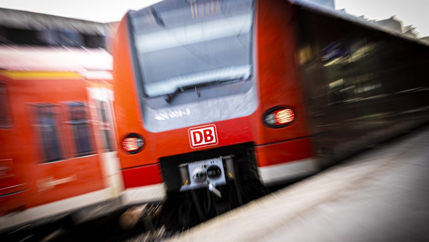 ARCHIV - 07.06.2022, Niedersachsen, Hannover: Zwei Regionalbahnen der Deutschen Bahn stehen am Morgen im Hauptbahnhof. Der Fahrgastverband Pro Bahn fordert Niedersachsens Landesregierung zu einer ambi ...