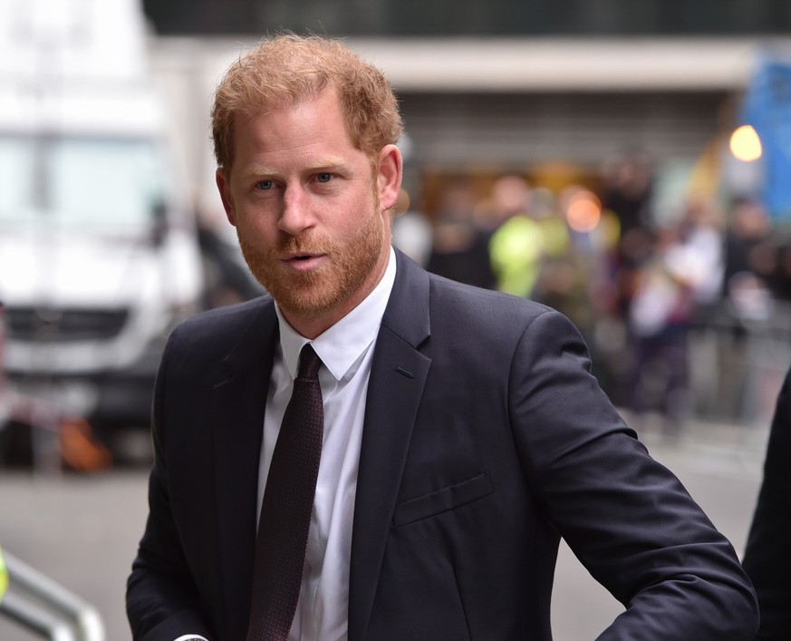 06.06.2023, Großbritannien, London: Prinz Harry, Herzog von Sussex, trifft vor dem High Court in London ein. Prinz Harry wird vor einem Londoner Gericht gegen einen Boulevardzeitungsverlag aussagen. B ...