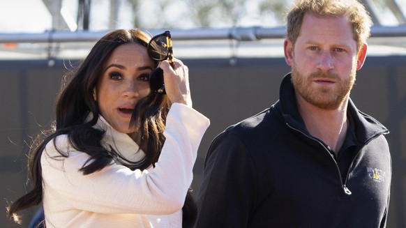 ARCHIV - 17.04.2022, Niederlande, Den Haag: Prinz Harry, Herzog von Sussex, und Meghan, Herzogin von Sussex, besuchen die Leichtathletikveranstaltung bei den Invictus Games in Den Haag. Der britische  ...