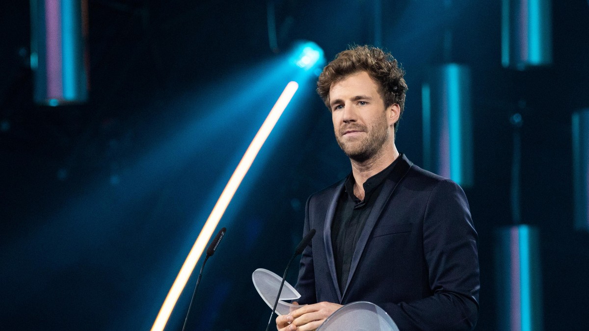 COLOGNE, GERMANY - OCTOBER 02: Luke Mockridge accepts the award for 'Best Comedian' during the 23rd annual German Comedy Awards at Studio in Köln Mühlheim on October 02, 2019 in Cologne, Ger ...