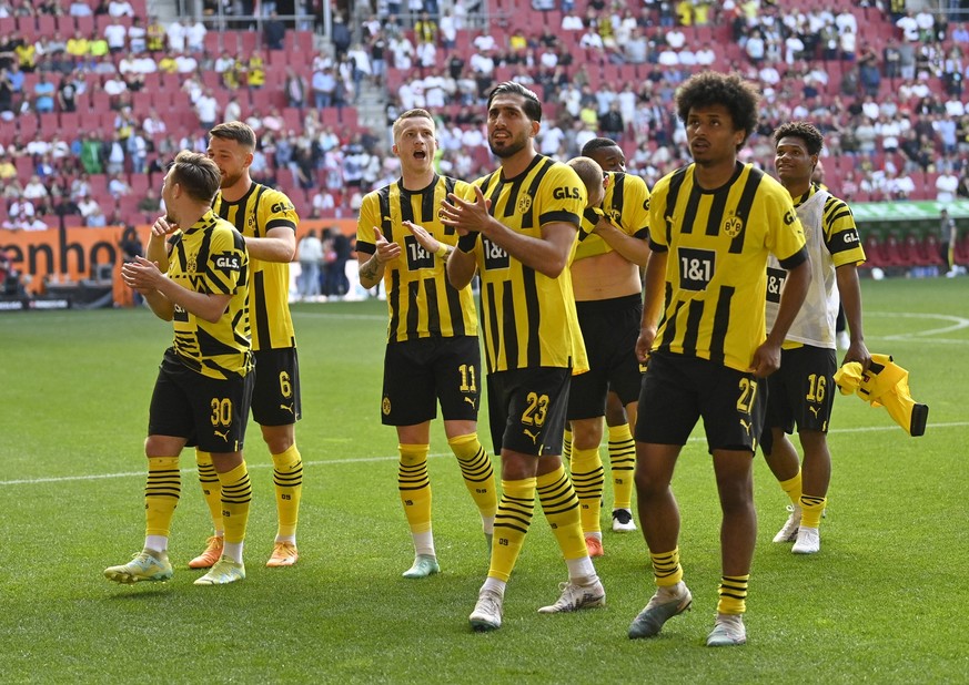 Schlussjubel BVB Spieler feiern vor ihrem Fanblock Fankurve bei mitgereisten Fans tanzen Tanz Felix Passlack Borussia Dortmund BVB 30 Salih Oezcan Borussia Dortmund BVB 07 Marco Reus Borussia Dortmund ...