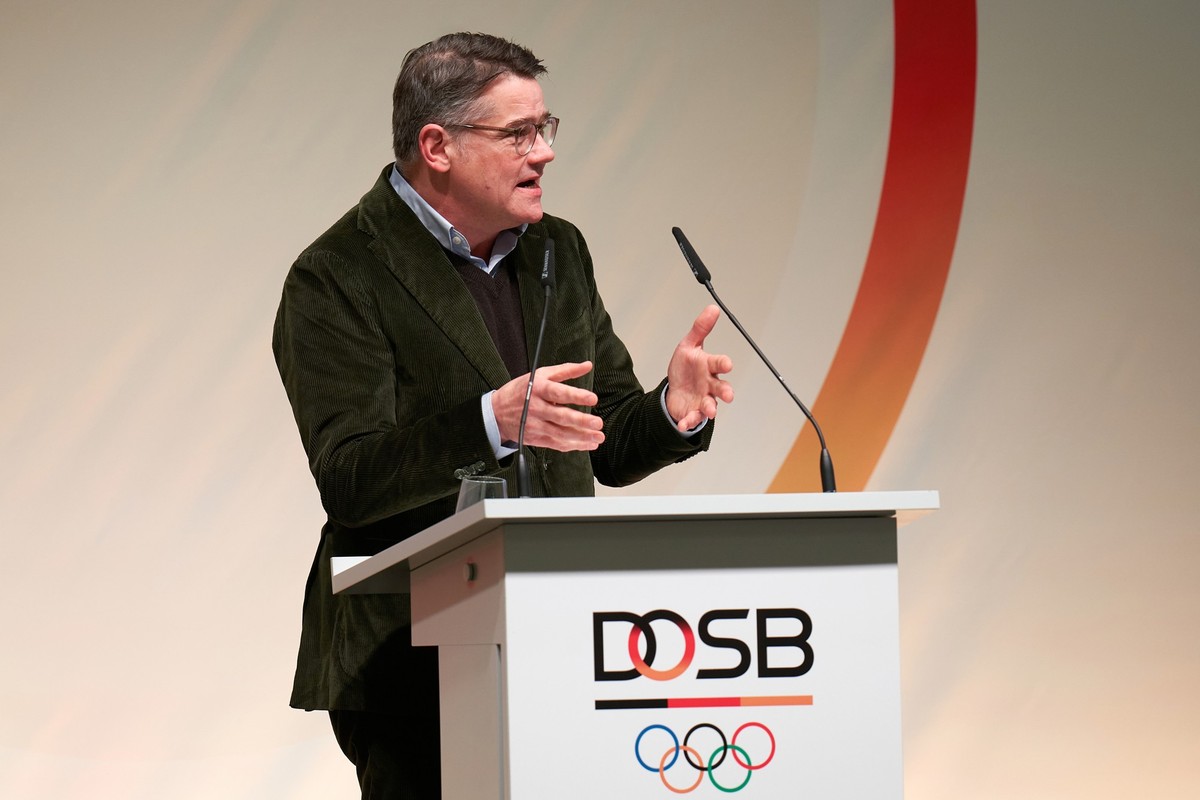 02.12.2023, Hessen, Frankfurt/M.: Der hessische Ministerpräsident Boris Rhein (CDU) spricht während der DOSB-Mitgliederversammlunein Grußwort. Der Deutsche Olympische Sportbund trifft bei der Mitglied ...