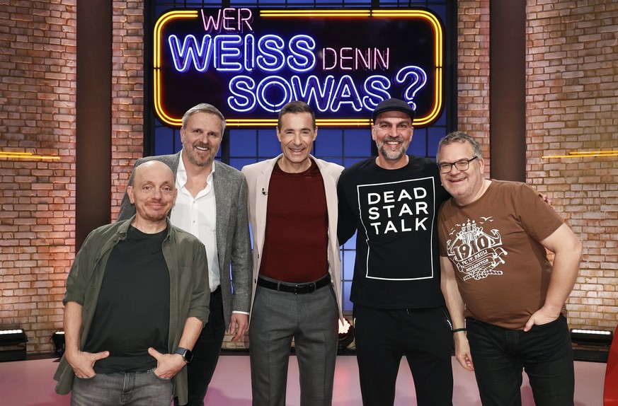 ARD WER WEISS DENN SOWAS?  FOLGE 1154, "Diemer Hamann en Markus Babbel", ben Mittwoch (17.04.24) om 18:00 uur Uhr im ERSTEN.  Moderator Kai Pflaume (M.) en zijn Rateteam-kapitäne Bernhard Hoëck ...