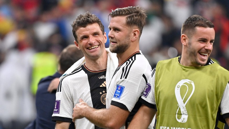 Sport Themen der Woche KW47 Sport Bilder des Tages v.li:Thomas MUELLER GER mit Niclas FUELLKRUG GER nach Spielende,Freude,Umarmung. Re:Christian GUENTER GER. Spanien ESP - Deutschland GER 1-1, Gruppen ...