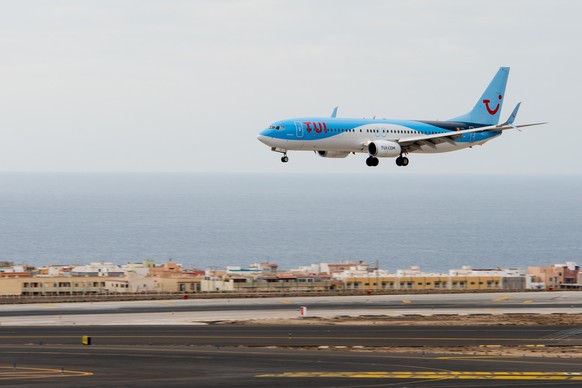 ARCHIV - 28.09.2020, Spanien, Teneriffa: Ein Flugzeug des Touristikkonzerns Tui landet auf Teneriffa. Der Homeoffice-Trend, eine wieder höhere Ausgabebereitschaft für den Urlaub und steigende Energiek ...