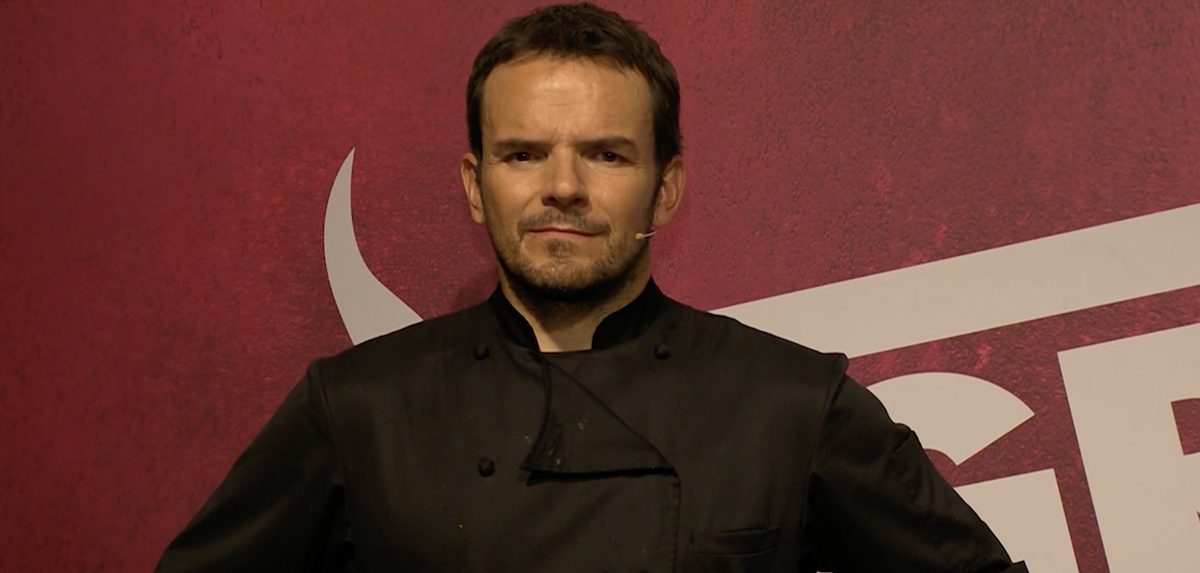 Steffen Henssler musste in seiner Show kleidungstechnisch improvisieren.