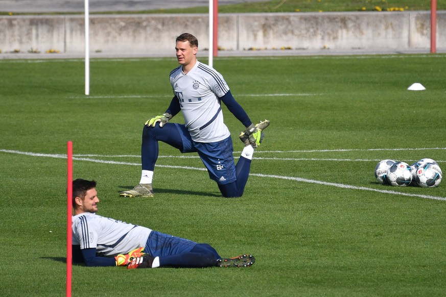 hi:Manuel NEUER Torwart FC Bayern Muenchen, vorne:Sven ULREICH,Torwart FC Bayern Muenchen, Aktion FC Bayern Muenchen Training in der Coronavirus Pandemie in Kleingruppen. Training an der Saebener Stra ...