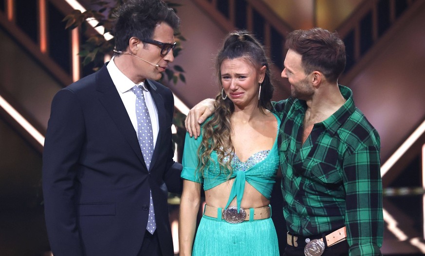 Daniel Hartwich, Ann-Kathrin Bendixen und Vadim Garbuzov in der sechsten Live-Show der 17. Staffel der RTL-Tanzshow Let s Dance im MMC Coloneum. Köln, 12.04.2024 *** Daniel Hartwich, Ann Kathrin Bendi ...