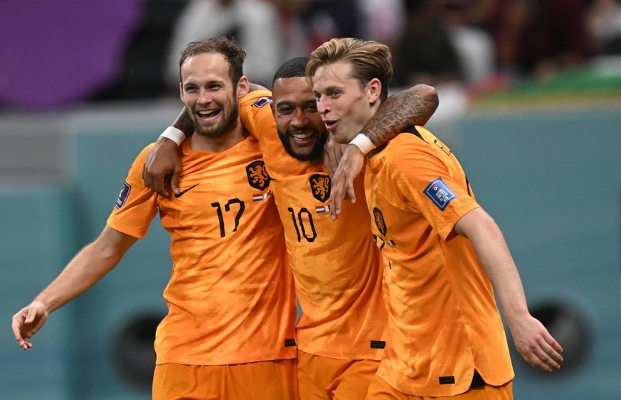 Qatar Soccer World Cup Netherlands - Qatar 8326653 29.11.2022 From left, Netherlands Daley Blind, Memphis Depay and Frenkie de Jong celebrate a goal during the Qatar 2022 World Cup Group A soccer matc ...