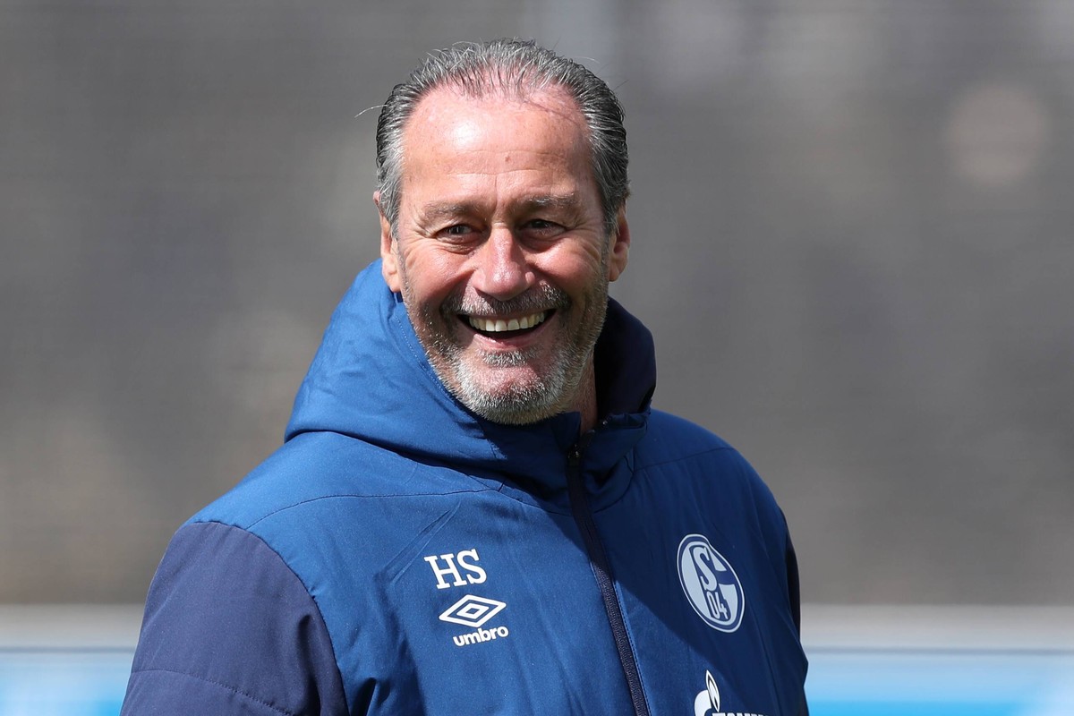 04.05.2019, Fussball, Saison 2018/2019, Bundesliga, Training FC Schalke 04 Cheftrainer Huub Stevens (FC Schalke 04) Gelsenkirchen NRW Deutschland *** 04 05 2019 Football Season 2018 2019 Bundesliga Tr ...