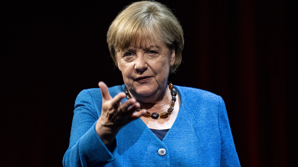 ARCHIV - 07.06.2022, Berlin: Die ehemalige Bundeskanzlerin Angela Merkel (CDU) spricht im Berliner Ensemble, um Fragen des Journalisten und Autors A. Osang unter dem Motto "Was also ist mein Land ...