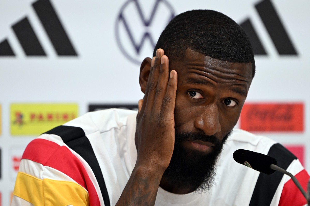 05.06.2024, Bayern, Herzogenaurach: Fußball: Nationalmannschaft, EM-Vorbereitung, Trainingslager, Training, Deutschlands Antonio Rüdiger beantwortet die Fragen von Journalisten. Foto: Federico Gambari ...