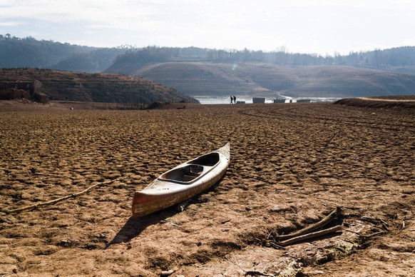Sau water reservoir and drought in Vilanova de Sau, Spain - 2 Feb 2024 A Pedal boat is seen on the dry soil at the Sau water reservoir. Catalonia s authorities declared the state of emergency on Thurs ...
