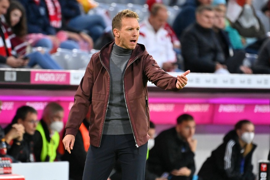 Trainer Julian NAGELSMANN Bayern Muenchen, Gestik,gibt Anweisungen, Einzelbild,angeschnittenes Einzelmotiv, Halbfigur,halbe Figur. Fussball 1. Bundesliga Saison 2021/2022, 3.Spieltag, Spieltag03 FC Ba ...