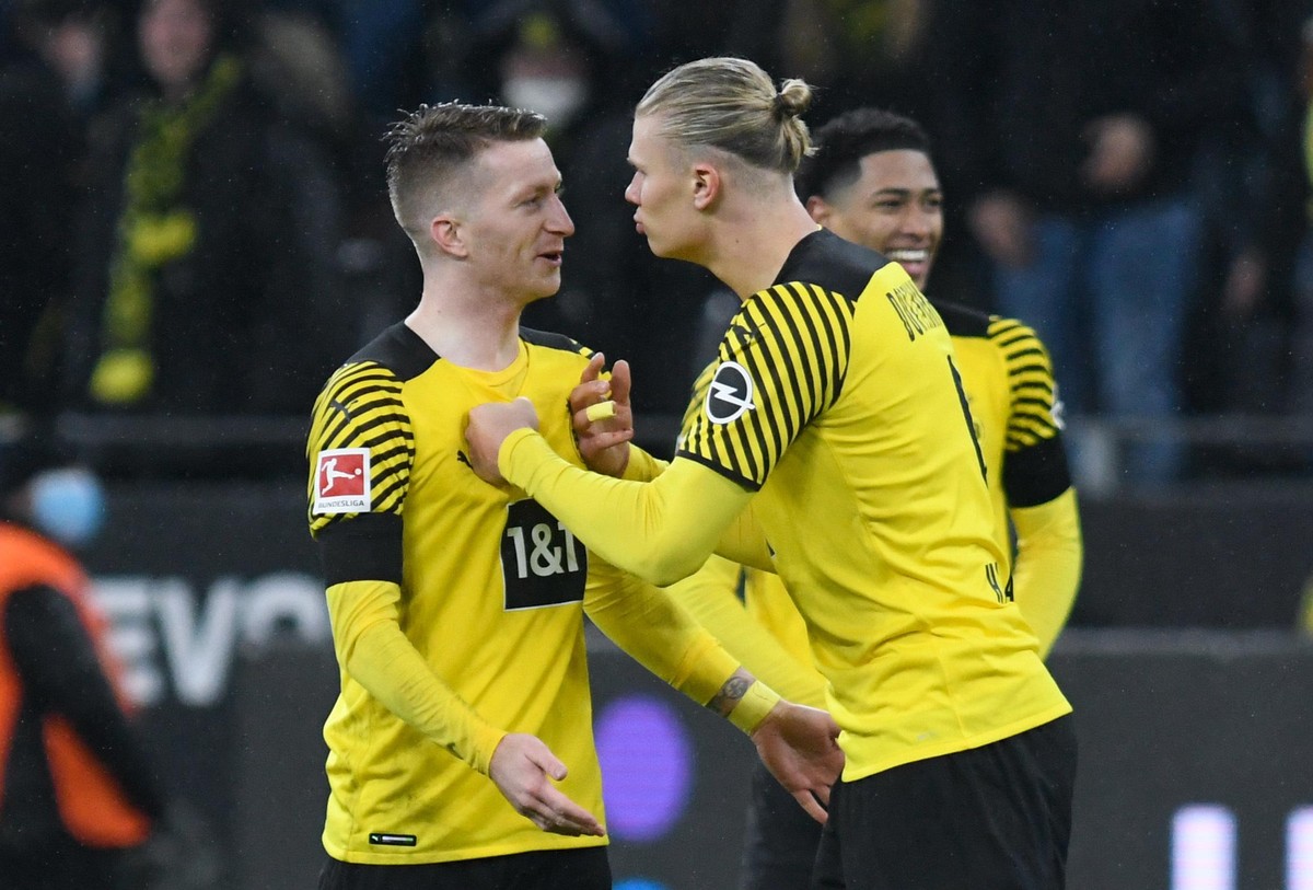 Fußball, Bundesliga, Borussia Dortmund - FC Bayern München, 14. Spieltag im Signal Iduna Park. Dortmunds Erling Haaland (r) bejubelt sein Tor zum 2:2 mit Marco Reus. WICHTIGER HINWEIS: Gemäß den Vorga ...