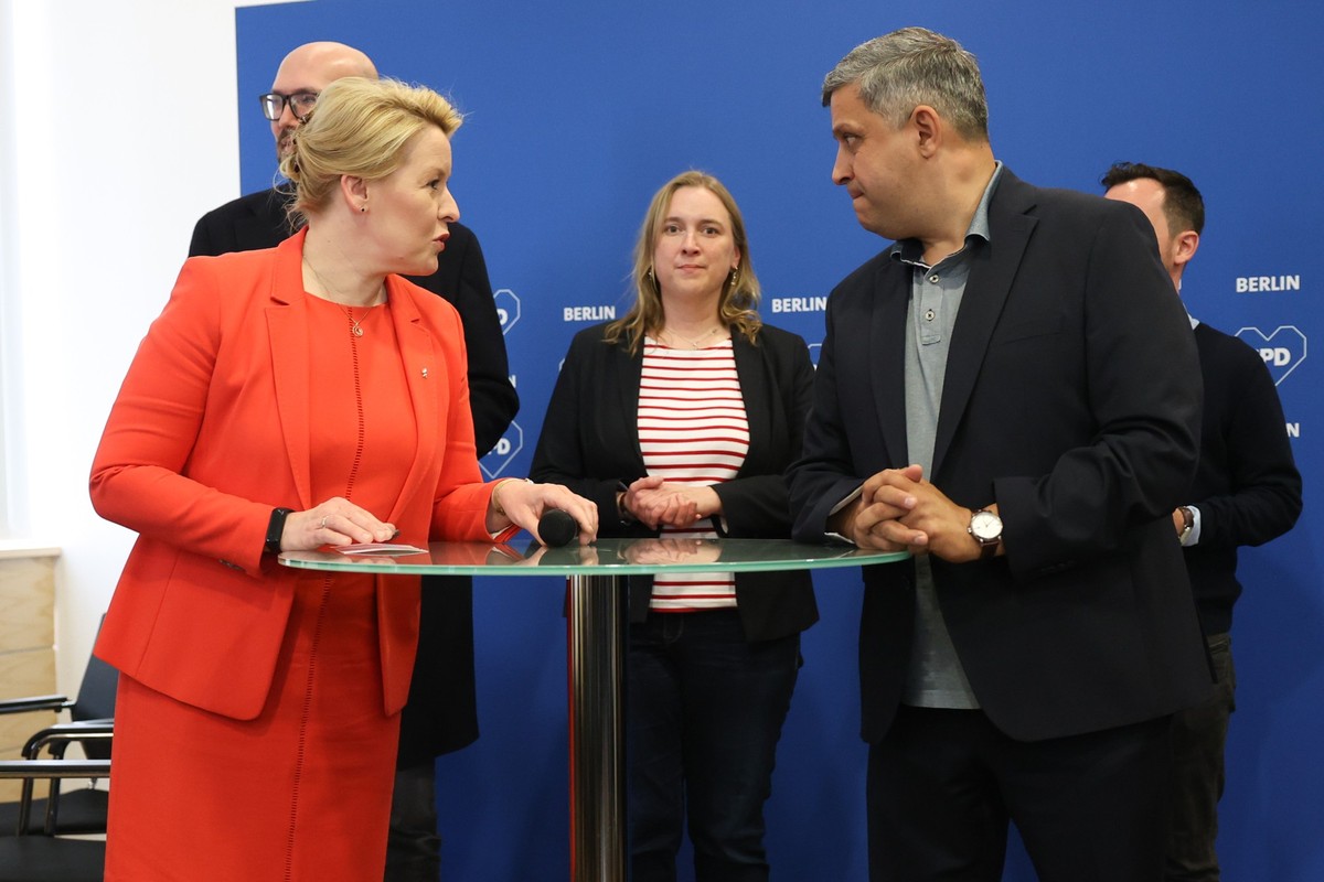 23.04.2023, Berlin: Franziska Giffey (l, SPD), Regierende B�rgermeisterin, und Raed Saleh (r, SPD), Fraktionsvorsitzender, und weitere Vorstandsmitglieder kommen zu einer Pressekonferenz. Die Mitglied ...