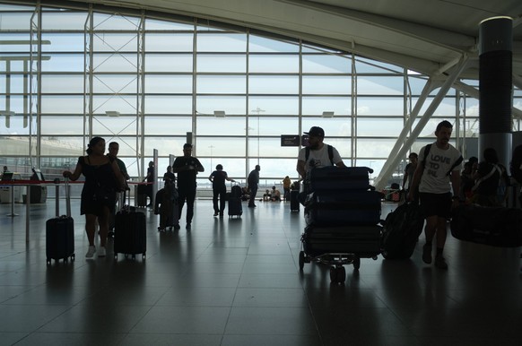 July 21, 2023, New York, New York, USA: Travelers wheel luggage through Terminal 4 at JFK Airport. New York USA - ZUMAl171 20230721_znp_l171_073 Copyright: xEdnaxLeshowitzx