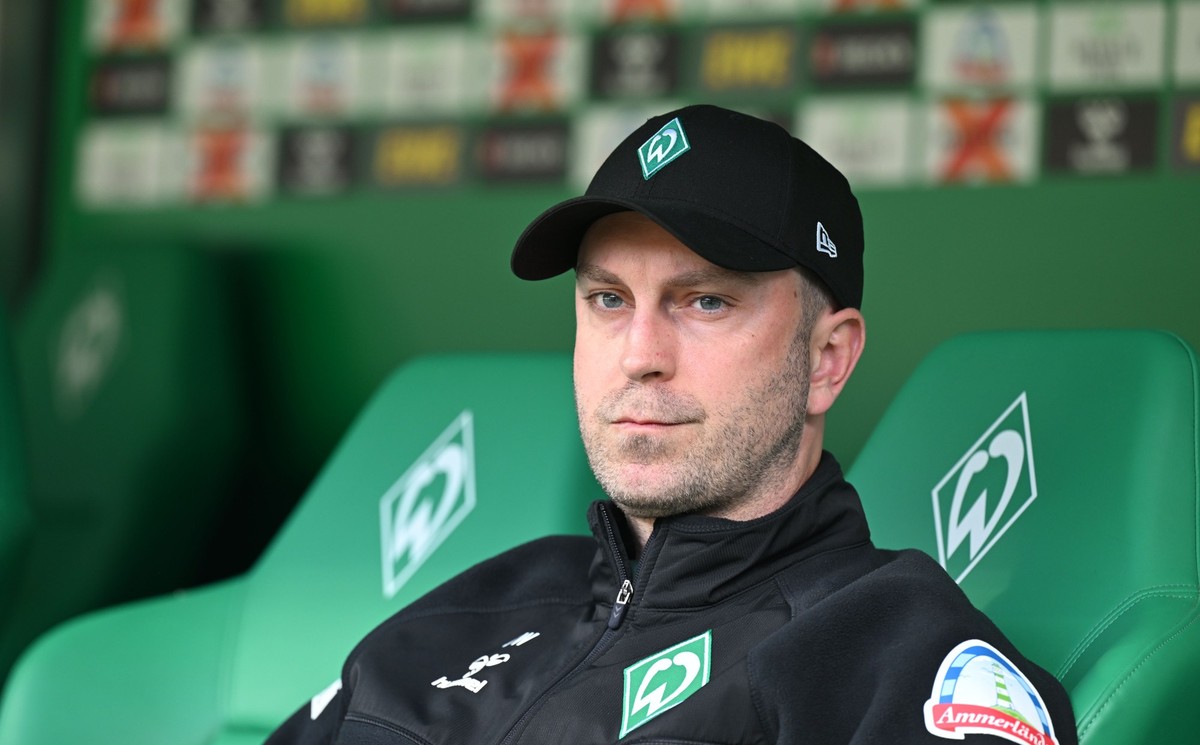 ARCHIV - 10.05.2025, Bremen: Fußball: Bundesliga, Werder Bremen - RB Leipzig, 33. Spieltag, Weserstadion. Werder Trainer Ole Werner sitzt vor dem Spiel auf der Bank. (zu dpa: «Werder-Trainer Werner wi ...