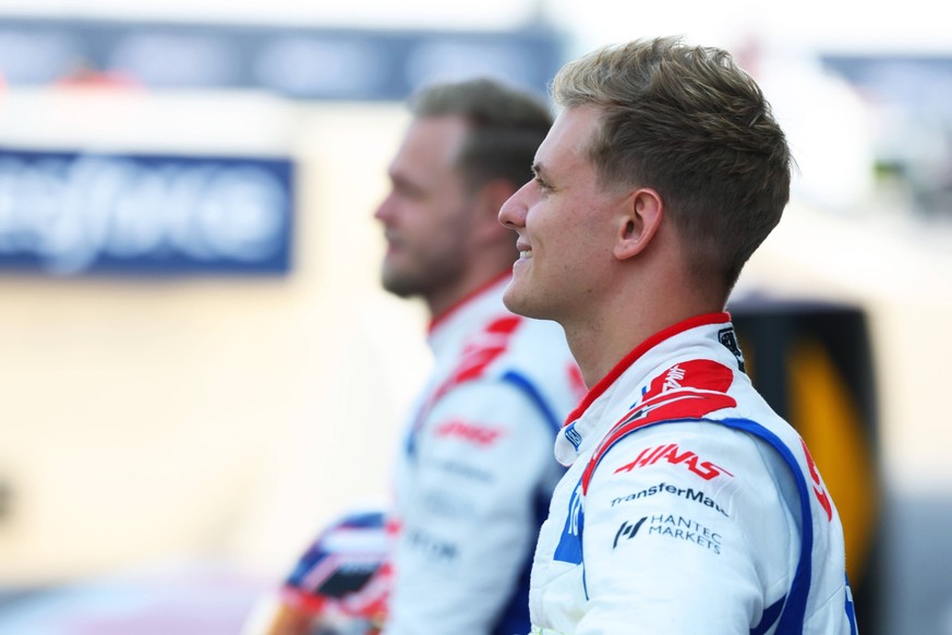 Formula 1 2022: Abu Dhabi GP YAS MARINA CIRCUIT, UNITED ARAB EMIRATES - NOVEMBER 20: Haas team photo Mick Schumacher, Haas F1 Team during the Abu Dhabi GP at Yas Marina Circuit on Sunday November 20,  ...