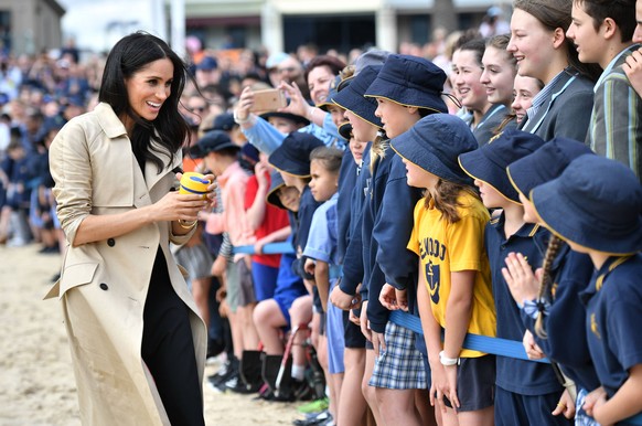 . 18/10/2018. Melbourne, Australia. Prince Harry &amp; Meghan Markle Royal Tour-Day Three. Meghan Duchess of Sussex and Prince Harry with Albert Park Primary School students at South Melbourne Beach P ...