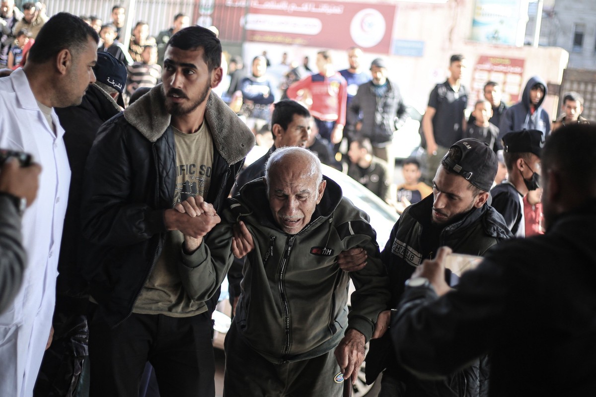 04.12.2023, Palästinensische Gebiete, Chan Junis: Nach israelischen Luftangriffen auf die Stadt Khan Yunis kommen verwundete Palästinenser zur Behandlung im Nasser-Krankenhaus an. Foto: Mohammed Talat ...