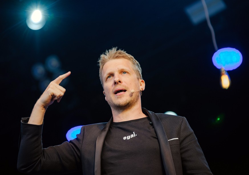 ARCHIV - 07.05.2020, Niedersachsen, Hannover: Der Comedian Oliver Pocher steht auf der Bühne im Autokino am Schützenplatz. Der Fernsehsender RTL kündigt eine Wasserspiele-Show mit prominenten Gästen u ...