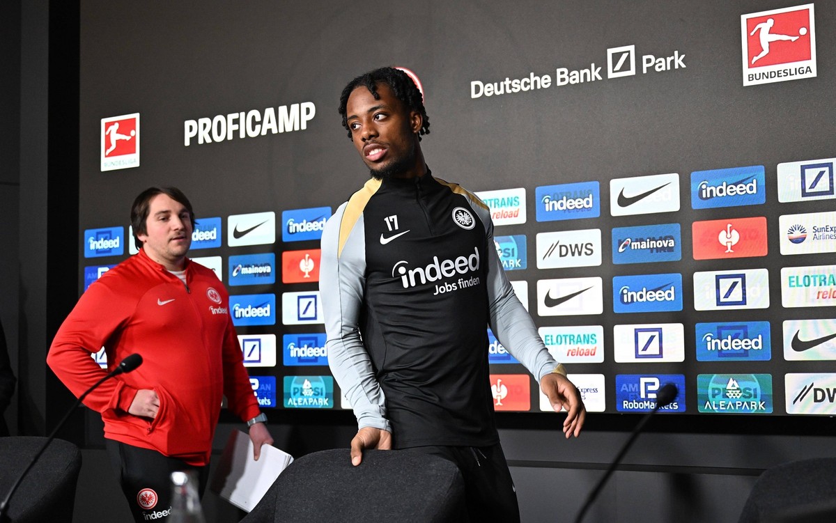 28.01.2025, xjhx, Fussball 1.Bundesliga, Eintracht Frankfurt - Pressekonferenz Elye Wahi v.l. Dolmetscher Sacha Gempek Eintracht Frankfurt, Elye Wahi Eintracht Frankfurt DFL/DFB REGULATIONS PROHIBIT A ...