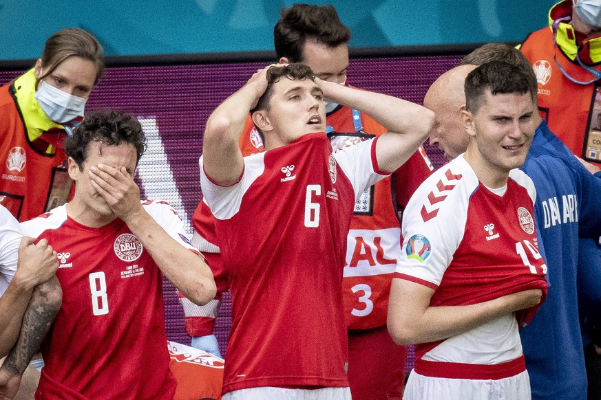 Danmarks Thomas Delaney, Danmarks Andreas Christensen og Danmarks Jonas Wind imens at Danmarks Christian Eriksen faar behandling under kampen mellem Danmark og Finland i gruppe B under EURO2020 i Park ...