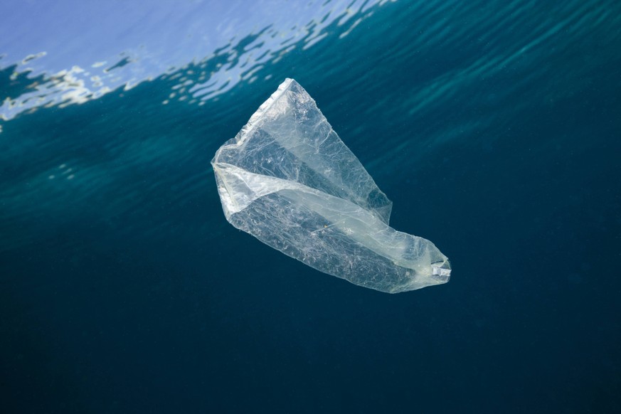 Plastic Bag adrift in Ocean, Indo Pacific, Indonesia | Verwendung weltweit