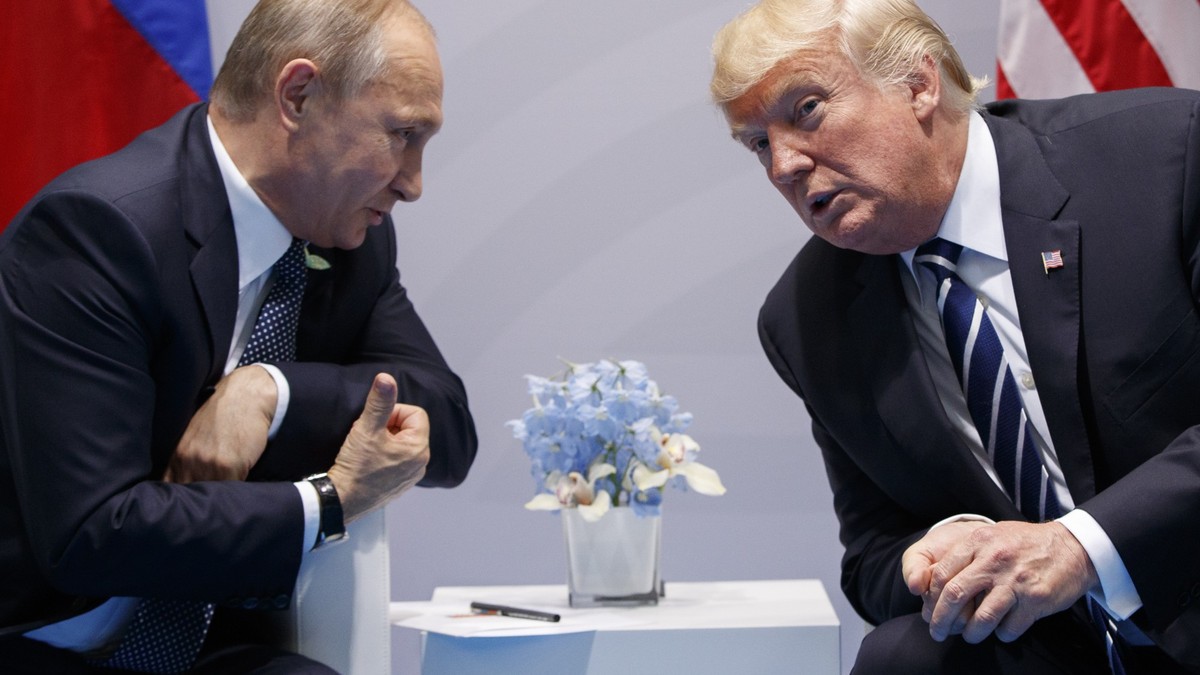 Trump-Vertrauter rechnet plötzlich mit Putin ab und nennt Republikaner “gehirngewaschen“